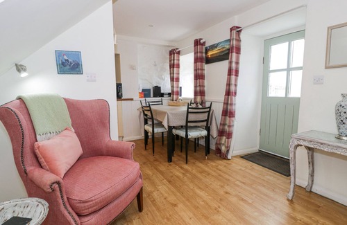 Llanfair Cottage | HAPPY LANDING, pet friendly, with a garden in Llanfair