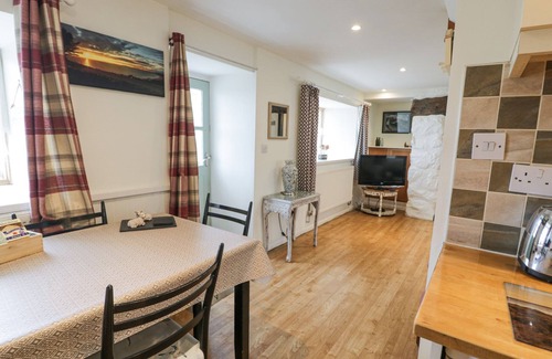 Llanfair Cottage | HAPPY LANDING, pet friendly, with a garden in Llanfair