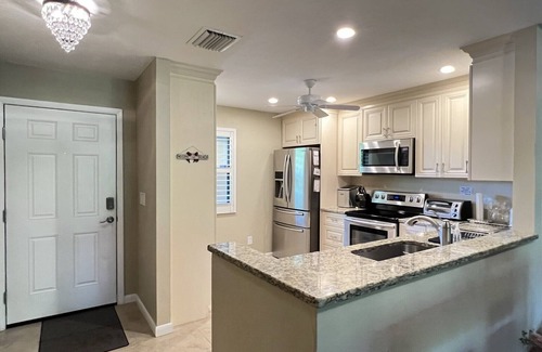 Biggar Condo | Happy Ours Hideaway -Ft Myers 2bd 2ba condo Non Smoking No Pets 10miles to beach