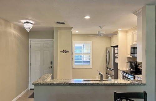 Biggar Condo | Happy Ours Hideaway -Ft Myers 2bd 2ba condo Non Smoking No Pets 10miles to beach