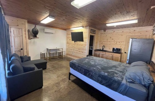 Hartshorn House | Happy Pappys - Store Cabin