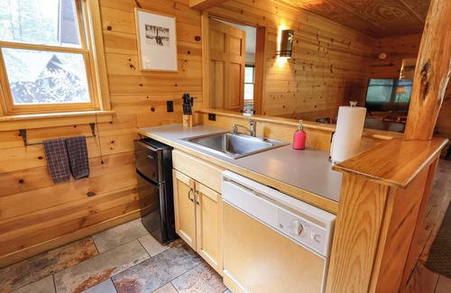 Mazama Cabin | Happy Pines 2BR Cabin w/King & Twin Beds