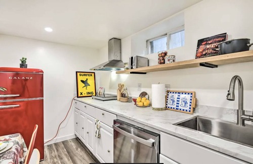Loyal Heights Condo | Happy Place Condo in Ballard, 1 mi Golden Gardens - 2 bdrm, kitchen & living rm