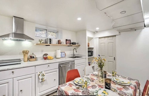 Loyal Heights Condo | Happy Place Condo in Ballard, 1 mi Golden Gardens - 2 bdrm, kitchen & living rm
