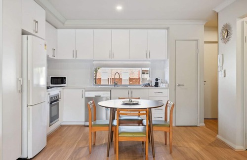 Bassendean Apartment | Happy Stays Classic Mid-Century Modern Escape