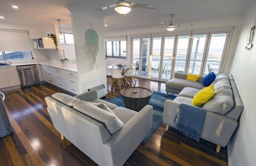 Beachmere House | Happy Tides