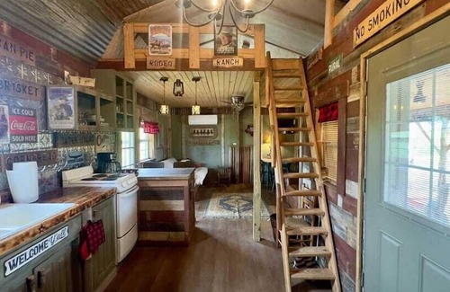 Voca Cabin | Happy Trails Cabin - Sleeps 5 Adults, 4 Children