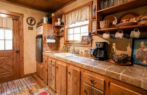Fredericksburg Cabin | Happy Trails Log Cabin | Wildlife | Fireplace