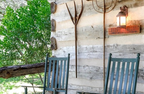 Fredericksburg Cabin | Happy Trails Log Cabin | Wildlife | Fireplace