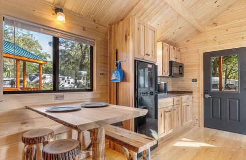 Thonotosassa Cabin | Happy Travelers RV Resort