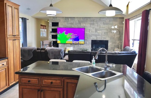 Kingsville House | Happy vacation home by Erie lake