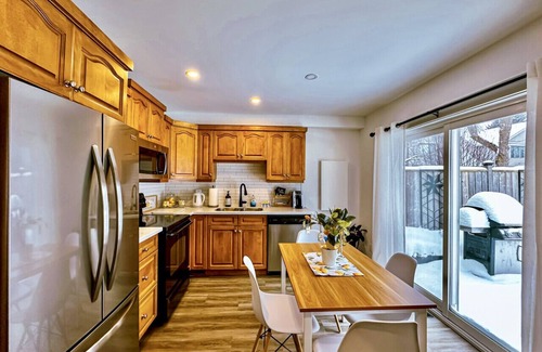 Collingwood House | Happy Valley Spacious Family Townhome.Dog Friendly.Minutes to Blue Mountain