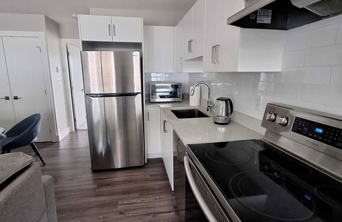 Langford House | Happy Zone Suite with A/C - Sleeps 4. Complimentary Refreshments !