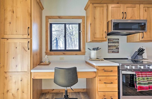 Okee Cabin | ‘Happy’s Haven’ Cabin w/Gas Grill & Fire Pit!