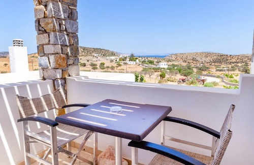Schinoussa Town House | Harama Hotel-Twin room with balcony and sea view