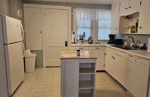 Bar Harbor Apartment | Harbor Breeze B - nicely-renovated upstairs apartment in Bar Harbor