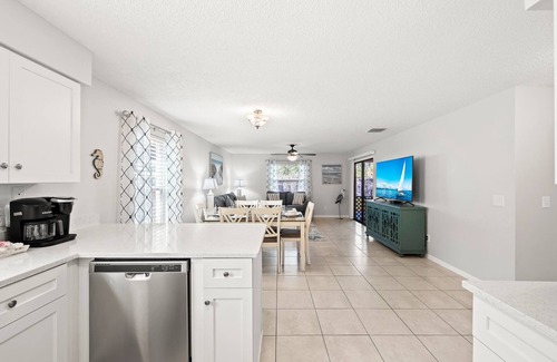 Tropic House | Harbor City Hideaway~ Beaches~ Art District ~Air Hockey~Family Friendly