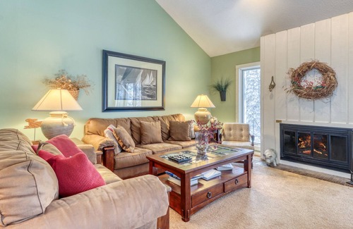 Forest Beach Condo | Harbor Cove condo w/ fireplace, shared pool, and back deck - private beach!