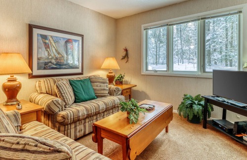 Forest Beach Condo | Harbor Cove condo w/ fireplace, shared pool, and back deck - private beach!