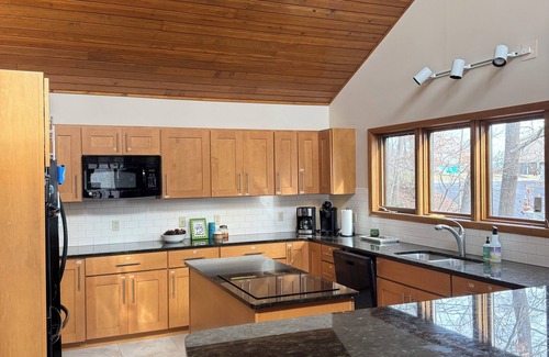 Jamestown House | Harbor Haven - 3 bedroom Family-Friendly Lakeview Home in Jamestown