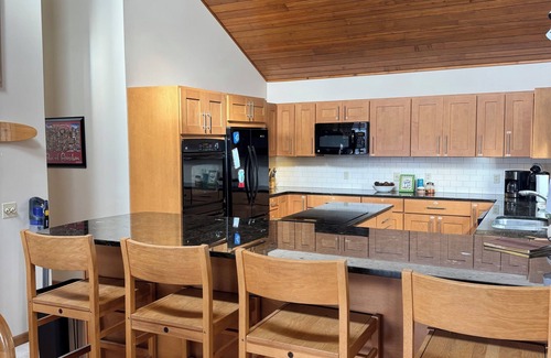 Jamestown House | Harbor Haven - 3 bedroom Family-Friendly Lakeview Home in Jamestown
