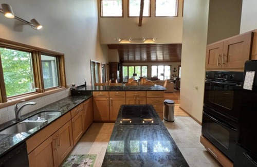 Jamestown House | Harbor Haven - 3 bedroom Family-Friendly Lakeview Home in Jamestown