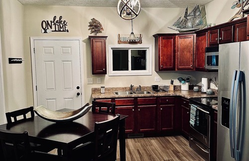 Jamestown Cottage | Harbor Hideway is a cozy, romantic gem minutes away from Jamestown Marina!
