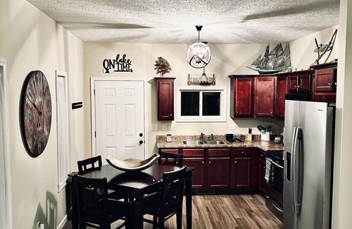 Jamestown Cottage | Harbor Hideway is a cozy, romantic gem minutes away from Jamestown Marina!