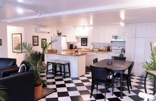 Pepin Apartment | Harbor Hill Inn Cottage - River Walk Suite