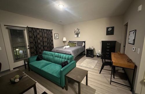 Memphis Apartment | Harbor Hollow-Studio 2 mins to Renasant