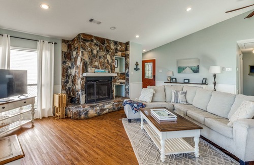 Gun Barrel City House | Harbor House on Cedar Creek Lake w Boat Dock & Hot Tub