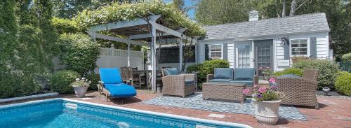 Pipes Cove Bed & Breakfast | Harbor Knoll Bed and Breakfast