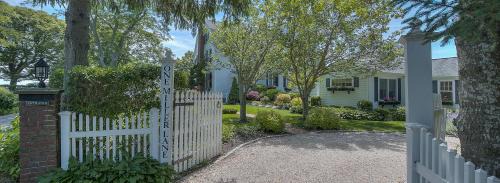 Pipes Cove Bed & Breakfast | Harbor Knoll Bed and Breakfast
