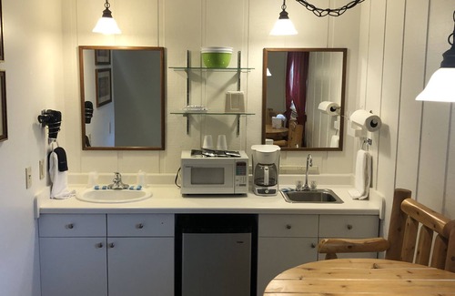 Bayfield Hotel | Harbor's Edge Motel