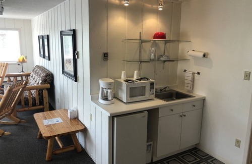 Bayfield Hotel | Harbor's Edge Motel