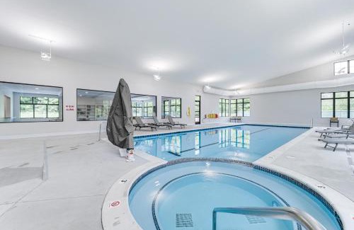 Harbor Springs Apartment | Harbor Springs Condo with Fireplace Near Skiing!