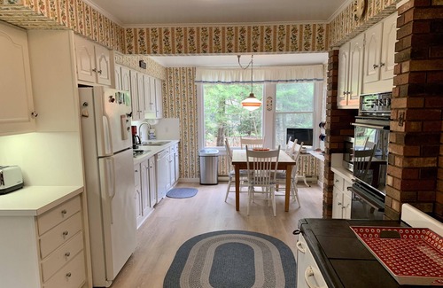 Idylwilde Cottage | Harbor Springs Lakefront Cottage with Beach