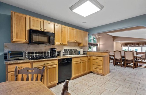 Lexington House | Harbor View! Walk Out The Door Into Downtown Lex!