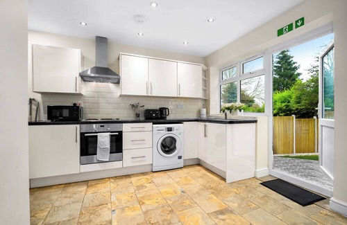 Birmingham House | Harborne House, 4 bedrooms, Perfect for Families & Contractors