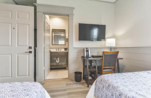 Hitchcock Bed & Breakfast | Harborwalk Lodge