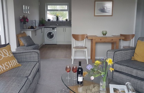 Eastbourne City Centre House | Harbour cottage sleeps 4 Nr. marina. Free parking.