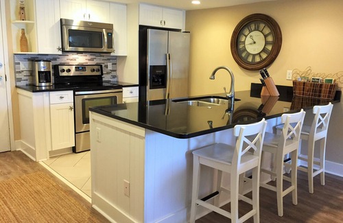 Harbour Town Condo | Harbour Cove-Remodeled Luxury Steps from the Lighthouse in Harbour Town