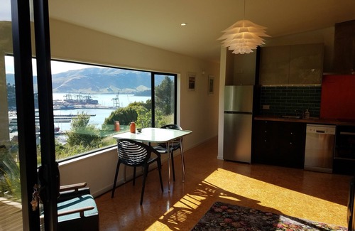 Lyttelton House | Harbour Escape - tiny home in Lyttelton with Port Views