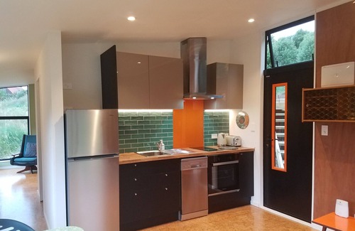 Lyttelton House | Harbour Escape - tiny home in Lyttelton with Port Views