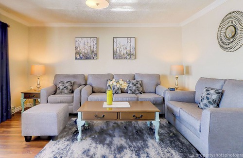 Valentia Cottage | Harbour Haven - 5 BEDS - Heart of Kawartha Lakes