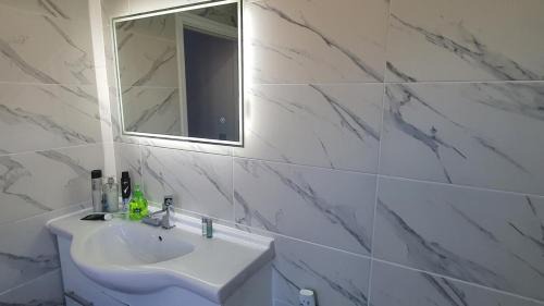 Wymington House | Harbour House - Entire Detached 4BR, Ensuite & Bath, Wi-Fi, Smart TV, Self Catering - Serving Contractors, Tourists, Santa Pod & Silverstone!
