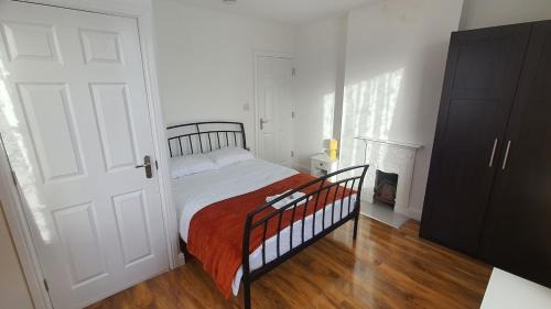 Wymington House | Harbour House - Entire Detached 4BR, Ensuite & Bath, Wi-Fi, Smart TV, Self Catering - Serving Contractors, Tourists, Santa Pod & Silverstone!
