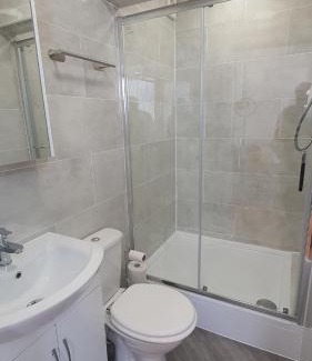 Wymington House | Harbour House - Entire Detached 4BR, Ensuite & Bath, Wi-Fi, Smart TV, Self Catering - Serving Contractors, Tourists, Santa Pod & Silverstone!
