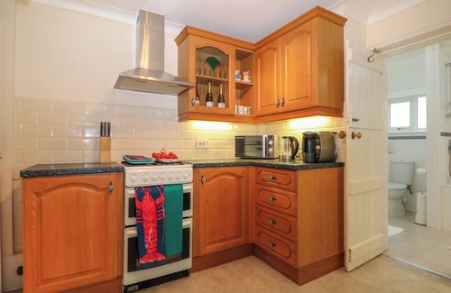 Littlehampton Cottage | HARBOUR REACH, pet friendly, with a garden in Littlehampton