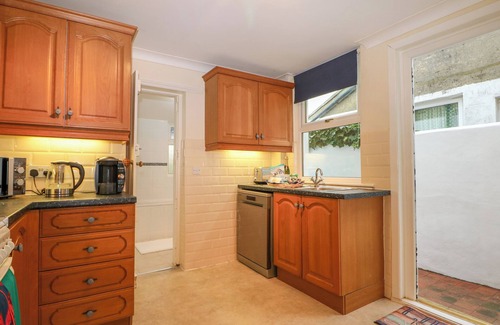 Littlehampton Cottage | HARBOUR REACH, pet friendly, with a garden in Littlehampton